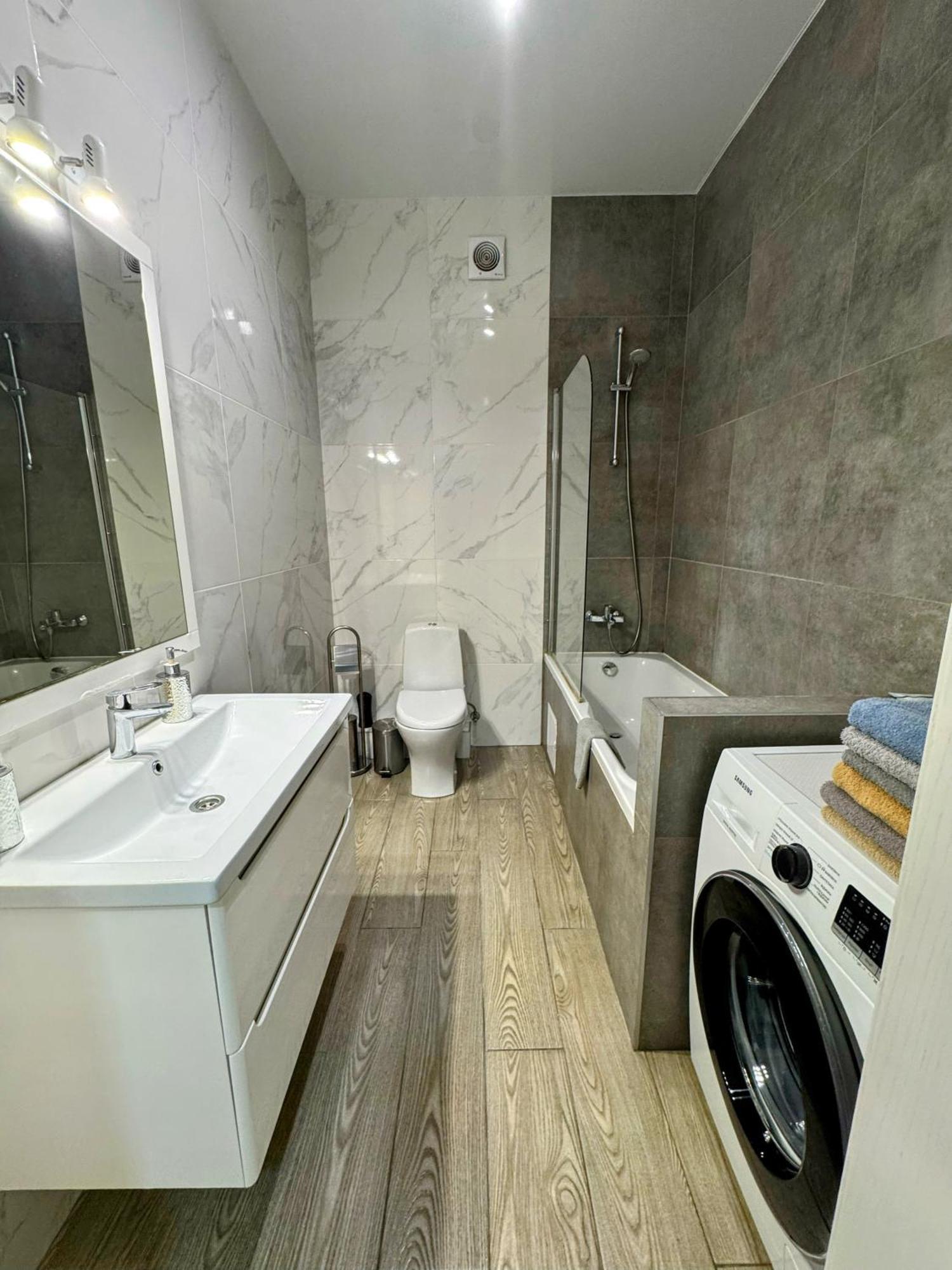 Vip Apartment У Центрі Міста, Новобуджк Театральний,Дуже Простора روفنو المظهر الخارجي الصورة