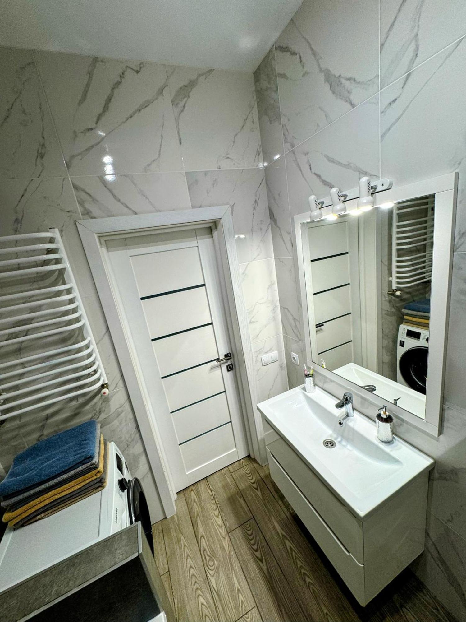 Vip Apartment У Центрі Міста, Новобуджк Театральний,Дуже Простора روفنو المظهر الخارجي الصورة